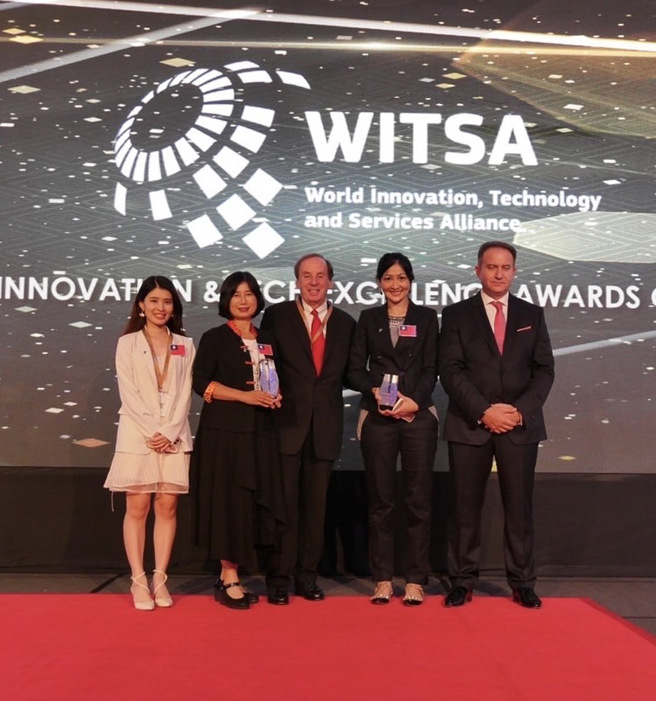 北市教育局代表与WITSA主席及秘书长合影。(照片/臺北市政府教育局提供)