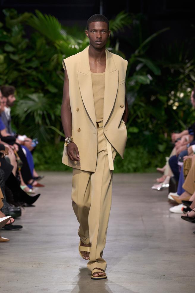 裸色、大地色等自然色系则是本季的重点色之一。（Michael Kors提供）