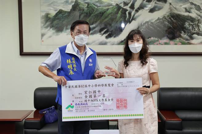 宏仁国中全国科展第1名，南投县长林明溱（左）颁奖表扬。（南投县政府提供／廖志晃南投传真）