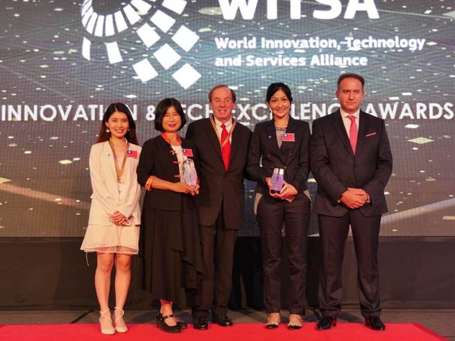 2022全球资通讯科技应用杰出奖出炉，北市府摘下2个首奖，资讯局副局长陈慧敏及教育局主任秘书諶亦聪代表出席领奖。（资讯局提供／张芷瑜台北传真）