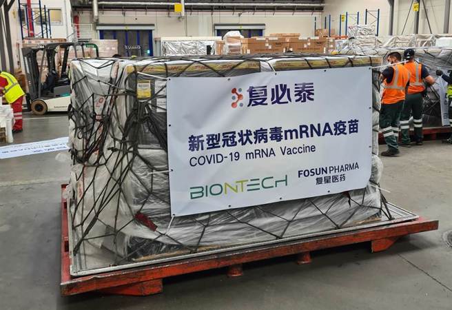 郭正亮批評，陳時中「看到復必泰三個字是簡體字就不敢跟它合照，真的是心理有病啦」。圖為外包裝有復必泰簡體字樣的BNT疫苗。（中新社）