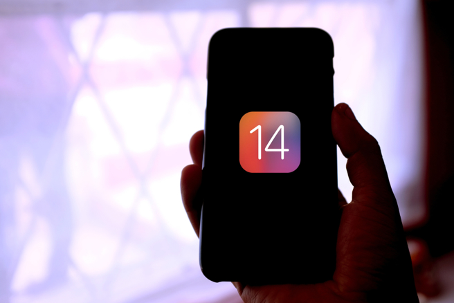 苹果将陆厂长江存储纳入iPhone14供应商，挨批是对美国的「背叛」。（示意图/达志影像/shutterstock）