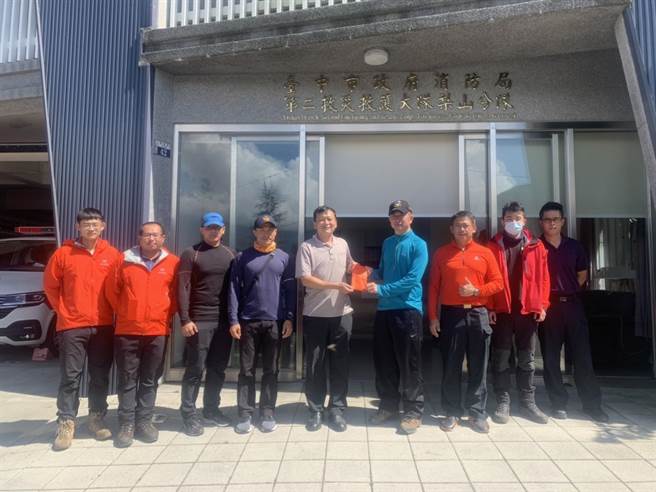 消防局第二大隊大隊長余易祐代表市長盧秀燕前往梨山慰勉，感謝搜救人員辛勞。（台中市消防局第二大隊提供／陳淑娥台中傳真）