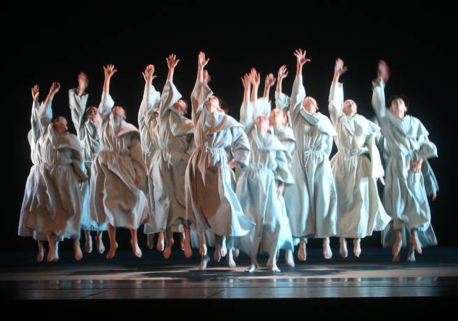 新古典舞团布兰诗歌集结舞蹈、中世纪吟游诗歌及乐章，重现现代舞家刘凤学的经典舞码。（陈君玮摄）