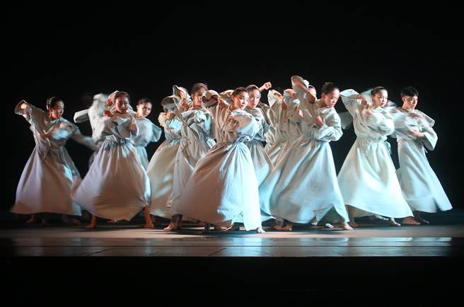 新古典舞团布兰诗歌集结舞蹈、中世纪吟游诗歌及乐章，重现现代舞家刘凤学的经典舞码。（陈君玮摄）