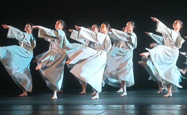 新古典舞团布兰诗歌集结舞蹈、中世纪吟游诗歌及乐章，重现现代舞家刘凤学的经典舞码。（陈君玮摄）