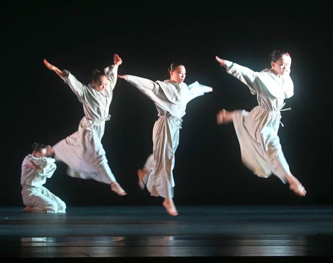 新古典舞团布兰诗歌集结舞蹈、中世纪吟游诗歌及乐章，重现现代舞家刘凤学的经典舞码。（陈君玮摄）