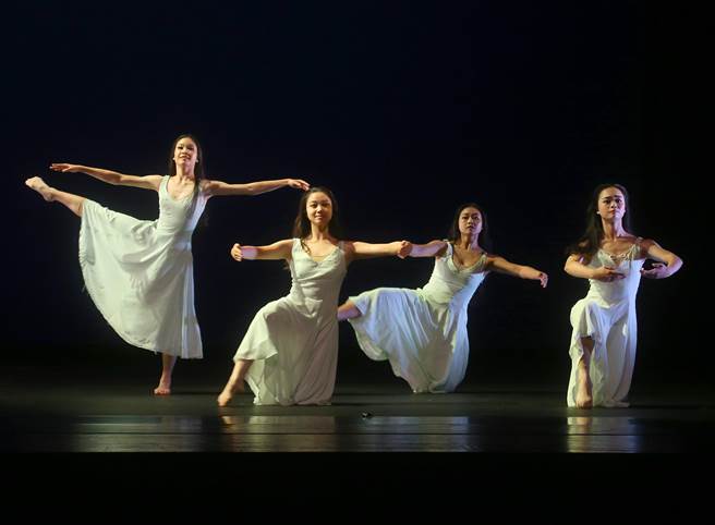 新古典舞团布兰诗歌集结舞蹈、中世纪吟游诗歌及乐章，重现现代舞家刘凤学的经典舞码。（陈君玮摄）