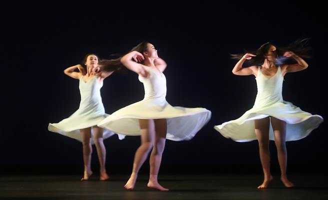 新古典舞团布兰诗歌集结舞蹈、中世纪吟游诗歌及乐章，重现现代舞家刘凤学的经典舞码。（陈君玮摄）