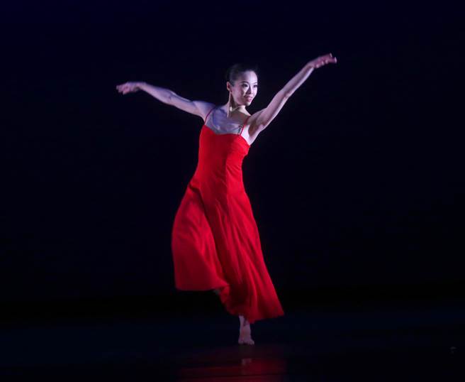 新古典舞团布兰诗歌集结舞蹈、中世纪吟游诗歌及乐章，重现现代舞家刘凤学的经典舞码。（陈君玮摄）