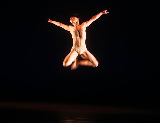 新古典舞团布兰诗歌集结舞蹈、中世纪吟游诗歌及乐章，重现现代舞家刘凤学的经典舞码。（陈君玮摄）