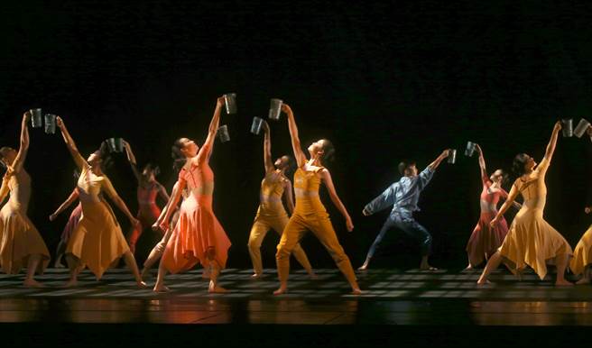 新古典舞团布兰诗歌集结舞蹈、中世纪吟游诗歌及乐章，重现现代舞家刘凤学的经典舞码。（陈君玮摄）