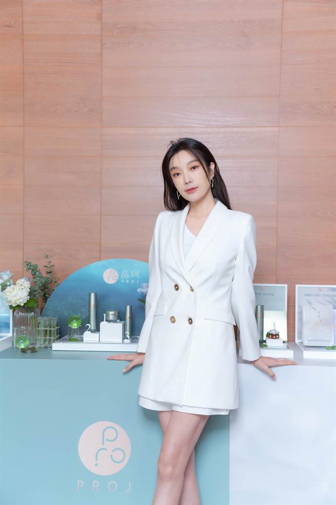 蔡淑臻出席保养品代言活动，露出修长美腿。（PROJ晶珂提供）