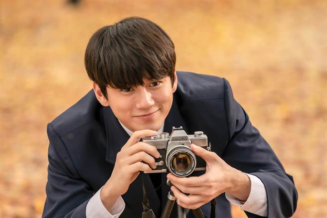 邕圣佑饰演女主角的初恋。（车库娱乐提供）