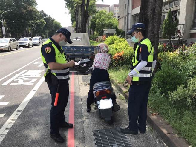 不少民眾都会不小心违规吃到罚单，但警察写的字却让人根本看不懂。(示意图，与内文无关／读者提供)