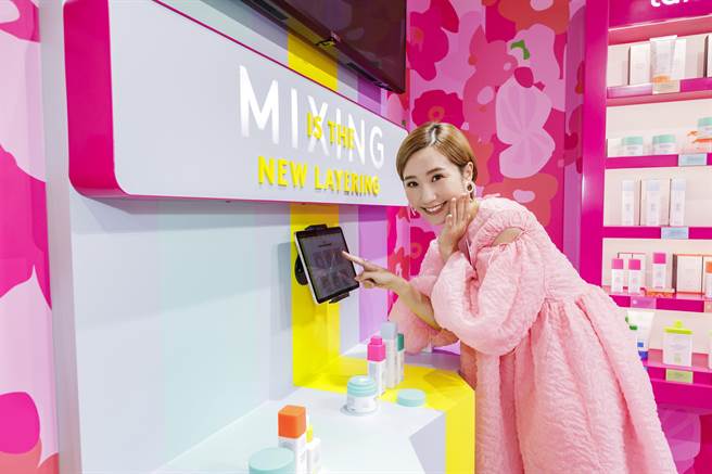 Lulu今天出席保養品牌快閃活動，開心分享雙料入圍金鐘的心情。（Drunk Elephant提供）