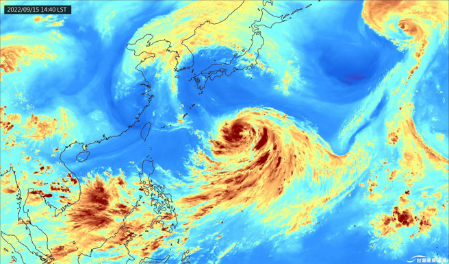 南玛都持续膨胀中，匯集大量水气能量，虽稳健增强但对台湾直接影响不大。（图／台湾颱风论坛｜天气特急）
