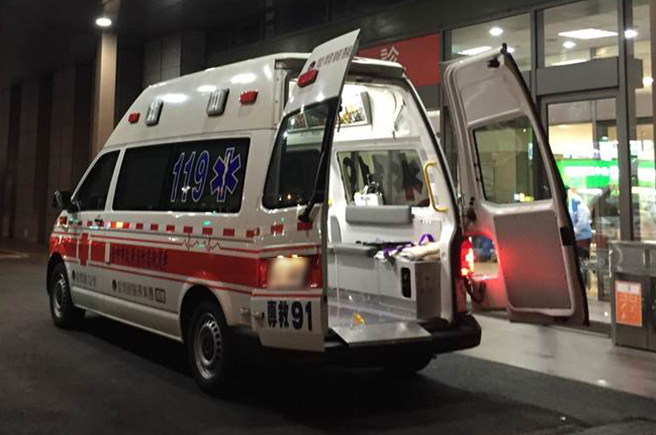 6旬翁遭機車撞擊倒地 命危送醫搶救中(示意圖/中時資料照)