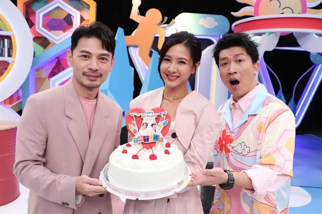 安心亚（中）、张立东（右）都是9月寿星，今天在摄影棚庆生；左为阿Ken。（中天综合台提供）