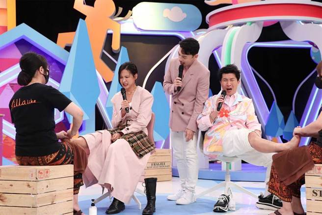 为了犒赏寿星安心亚、张立东，现场请来Spa芳疗师帮他们脚底按摩舒压一下。（中天综合台提供）