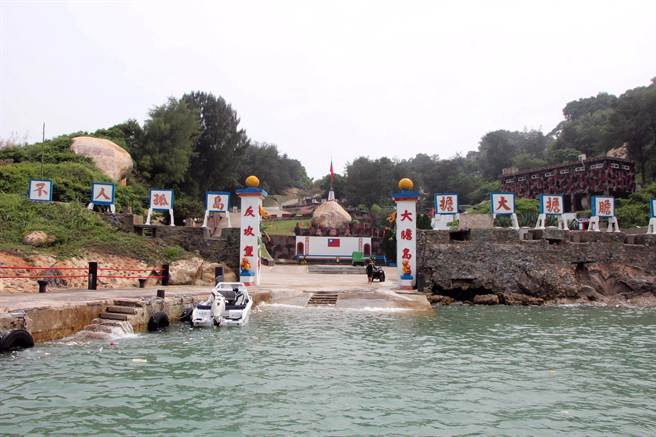 金門大膽及草嶼地區今天又發現無人機2批2架次，經守軍發射干擾槍，並以信號彈通傳臨近駐守部隊後，快速飛離進入廈門及泉州地區。（李金生攝）