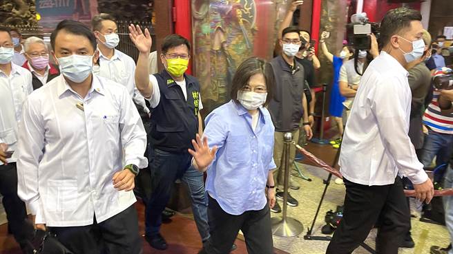 蔡英文总统今晚赴芦洲涌莲寺参拜，并替林佳龙站台，这也是林宣布参选后，蔡英文第6度来到新北。（吕健豪摄）