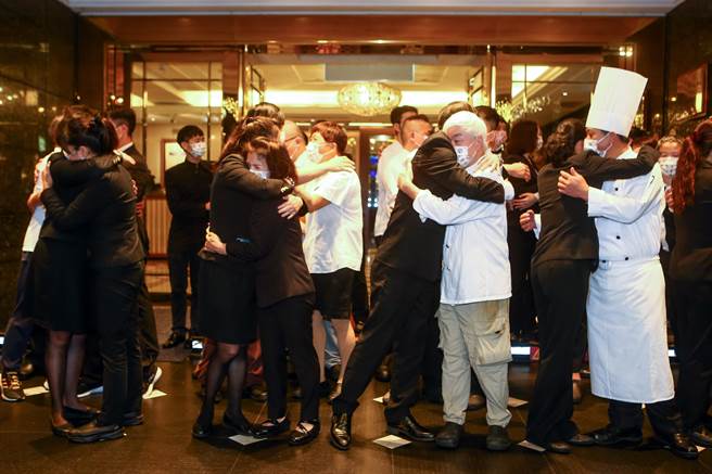 台北神旺大饭店9月15日晚间熄灯，员工感念工作点滴，彼此相拥而泣。（邓博仁摄）