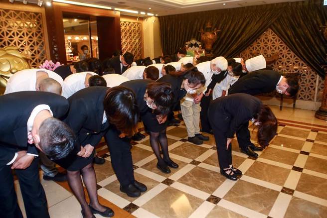 台北神旺大饭店15日晚熄灯，员工献上深深一鞠躬谢谢大家。总经理韩邦瑛表示，感恩消费者的支持与爱护，回首过往点滴歷歷在目，神旺团队鞠躬感谢所有的爱护与照顾。（邓博仁摄）