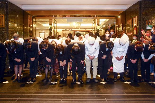 台北神旺大饭店15日晚熄灯，员工献上深深一鞠躬谢谢大家。总经理韩邦瑛表示，感恩消费者的支持与爱护，回首过往点滴歷歷在目，神旺团队鞠躬感谢所有的爱护与照顾。（邓博仁摄）