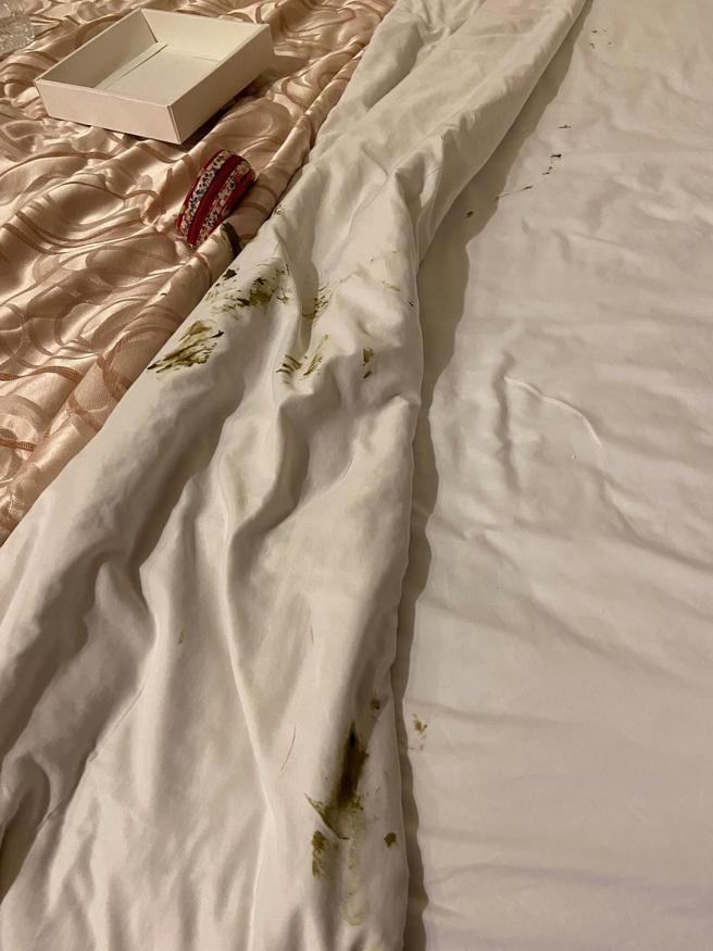 1名網友日前帶著一家人到馬祖入住民宿，當晚他的8個月大孩子的排泄物不慎弄髒棉被，他原本只想給「500元」作為清潔補償，他事後發文這金額合理嗎？（翻攝自臉書「爆料公社」）