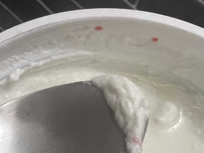 一名網友分享買的優格出現紅色點點，許多人警告應該是優格發霉了。（翻攝自Costco好市多 商品經驗老實說臉書）