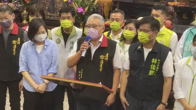 总统府资政陈宏昌今当面向蔡英文「报告」将担任侯友宜芦洲竞总主委，直接粉碎外界的拔桩传闻。（吕健豪摄）