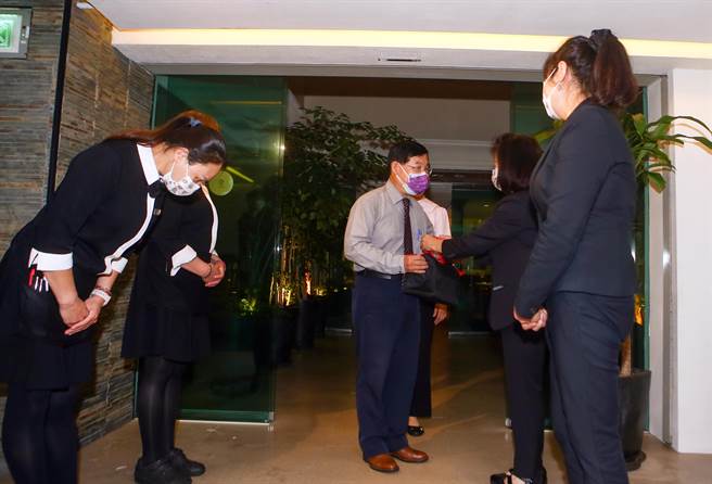  台北神旺大饭店15日晚熄灯，澄江日本料理员工列队欢送最后一批客人。总经理韩邦瑛表示，感恩消费者的支持与爱护，回首过往点滴歷歷在目，神旺团队鞠躬感谢所有的爱护与照顾。（邓博仁摄）