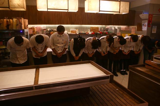  台北神旺大饭店15日晚熄灯，普诺麵包舖员工在熄灯后鞠躬欢送客人。总经理韩邦瑛表示，感恩消费者的支持与爱护，回首过往点滴歷歷在目，神旺团队鞠躬感谢所有的爱护与照顾。（邓博仁摄）