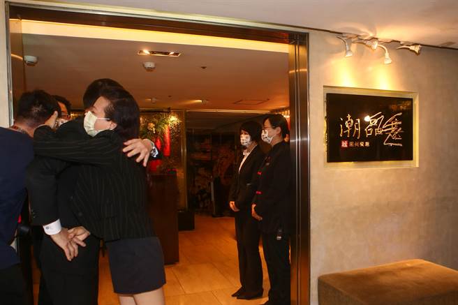 台北神旺大饭店15日晚熄灯，潮品集员工列队欢送最后一批客人。总经理韩邦瑛表示，感恩消费者的支持与爱护，回首过往点滴歷歷在目，神旺团队鞠躬感谢所有的爱护与照顾。（邓博仁摄）