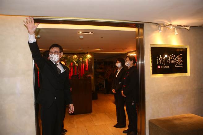 台北神旺大饭店15日晚熄灯，潮品集员工挥手向最后一批客人谢谢。总经理韩邦瑛表示，感恩消费者的支持与爱护，回首过往点滴歷歷在目，神旺团队鞠躬感谢所有的爱护与照顾。（邓博仁摄）