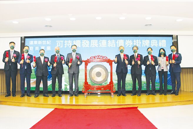 金管会主委黄天牧（右五）、柜买中心董事长陈永诚（右四）、证期局局长张振山（右三）、柜买中心总经理李爱玲（右二）及奇美实业总经理赵令瑜（左四）共同进行挂牌敲锣仪式。图／奇美实业提供