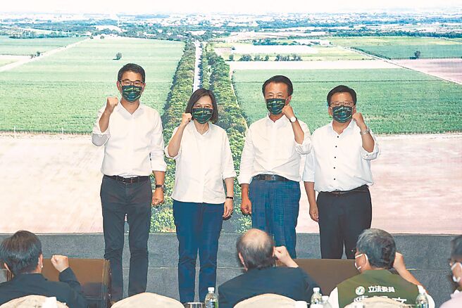 民进党14日赴云林县召开行动中常会，党主席蔡英文（左二）偕同嘉义县长参选人翁章梁（右二）、嘉义市长参选人李俊俋（右一）、云林县长参选人刘建国（左一）召开记者会。（民进党提供）