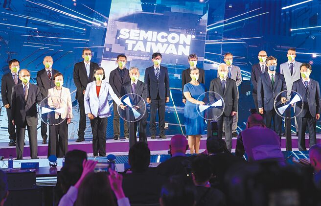 SEMICON Taiwan 2022国际半导体展昨登场，行政院副院长沈荣津（前左四）、经济部部长王美花（前左二）、美国在台协会（AIT）处长孙晓雅（前右四）等人出席。（陈怡诚摄）