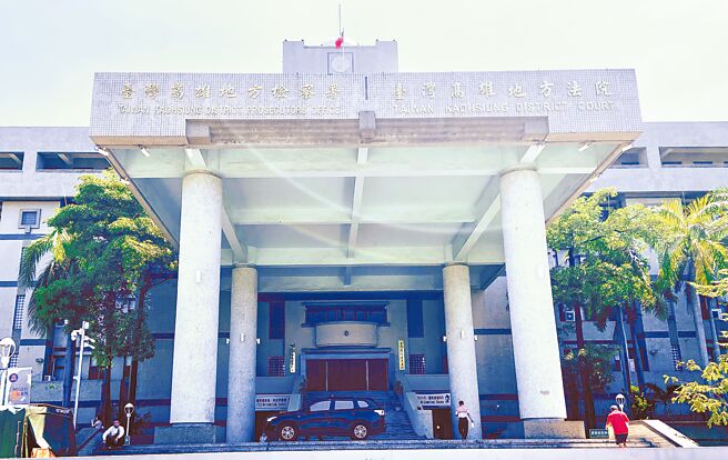 吴岱霖为首的舞弊集团，5年来利用电子设备协助99名考生考进中钢、中油、台电三大国营企业，高雄地检署14日依诈欺罪起诉吴男等5人。（杨舒婷摄）