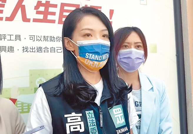 民眾党新竹市长参选人高虹安（左）表示，铁炼是鹦鹉外出时才会使用，并指该照片是在立法院的动保立委颁奖典礼上拍摄，盼不要为选举恶意攻击。（高虹安团队提供／王惠慧新竹传真）