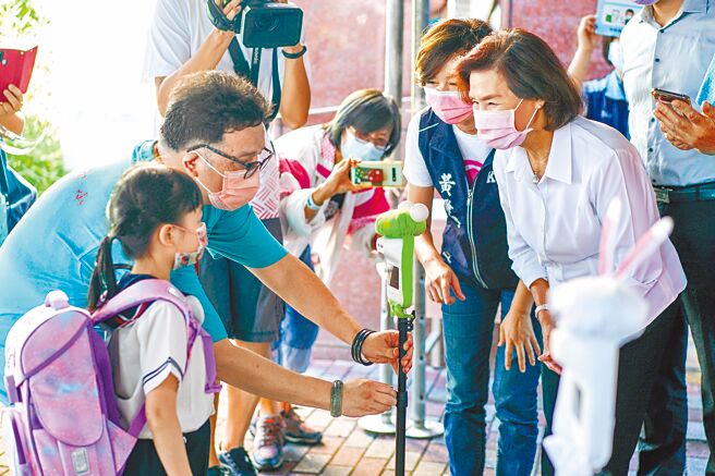 台湾世界新闻传播协会14日公布「2022全国县市施政满意度调查」，宜兰县长林姿妙（右一）获得71.1％的满意度。（本报资料照片）