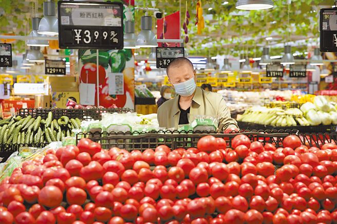 中国国家统计局9日公布，8月份中国消费者物价指数（CPI）同比上涨2.5％，涨幅比上月回落0.2个百分点。图为山西太原消费者在超市选购蔬菜。（中新社）