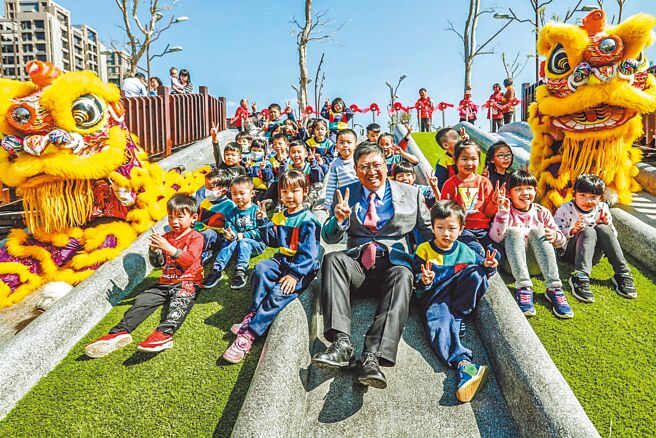 县长杨文科规画兴建特色公园，民调受访者对教育品质满意度7成7，居全国第3名。（罗浚滨摄）