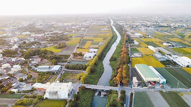 彰化县东螺溪常传恶臭，县长王惠美14日宣布，已获经济部核定7.6亿，将启动整治计画，要让彰化「母亲之河」重获新生。（吴建辉摄）