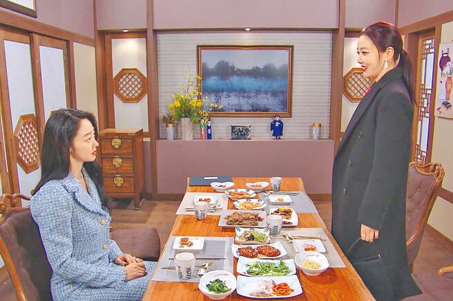 崔汝珍（左）、李昭娟2人在剧中是对立关系。（中天娱乐台提供）