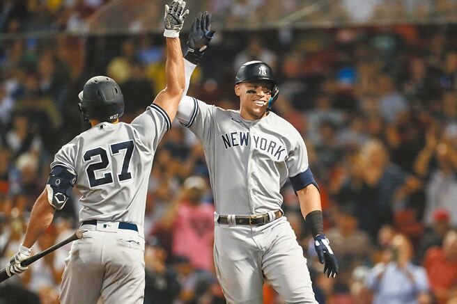 洋基重炮賈吉（右）8局上敲出追平轟，回到本壘與隊友史坦頓擊掌慶祝。（路透）