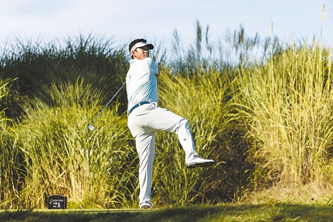 大陆职业高球选手袁也淳「金鸡独立」挥杆站姿获得关注。（PGA TOUR提供）