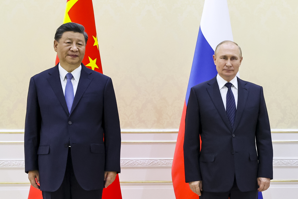 中国国家主席习近平（左）与俄罗斯总统普丁9月15日于在上海合作组织会场合影。（美联社）(photo:ChinaTimes)