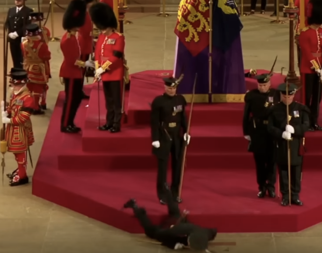 一名卫兵于站岗时突然昏倒，面部朝下摔向地面后失去意识。（翻摄自Youtube）(photo:ChinaTimes)
